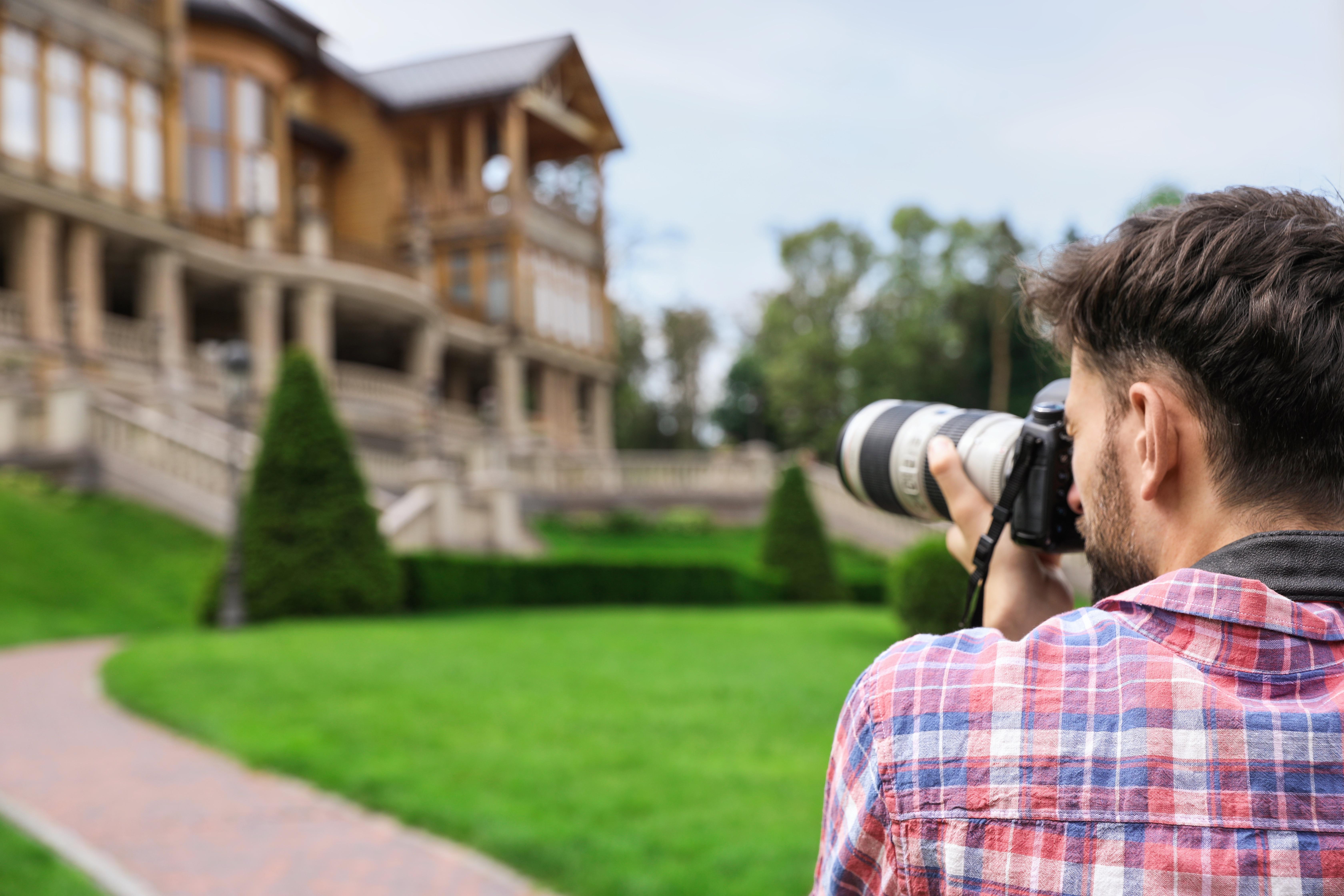 Profesjonell fotograf som tar utendørsbilder av en feriebolig.