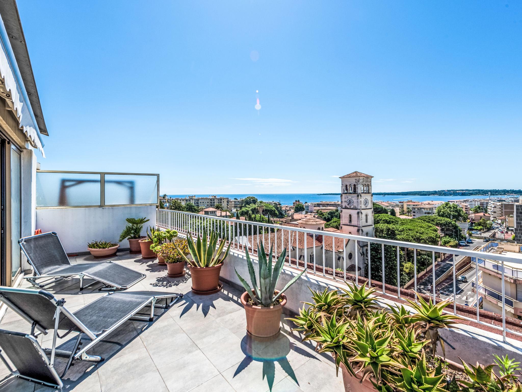 service de conciergerie et appartement avec vue mer et ville à Cannes