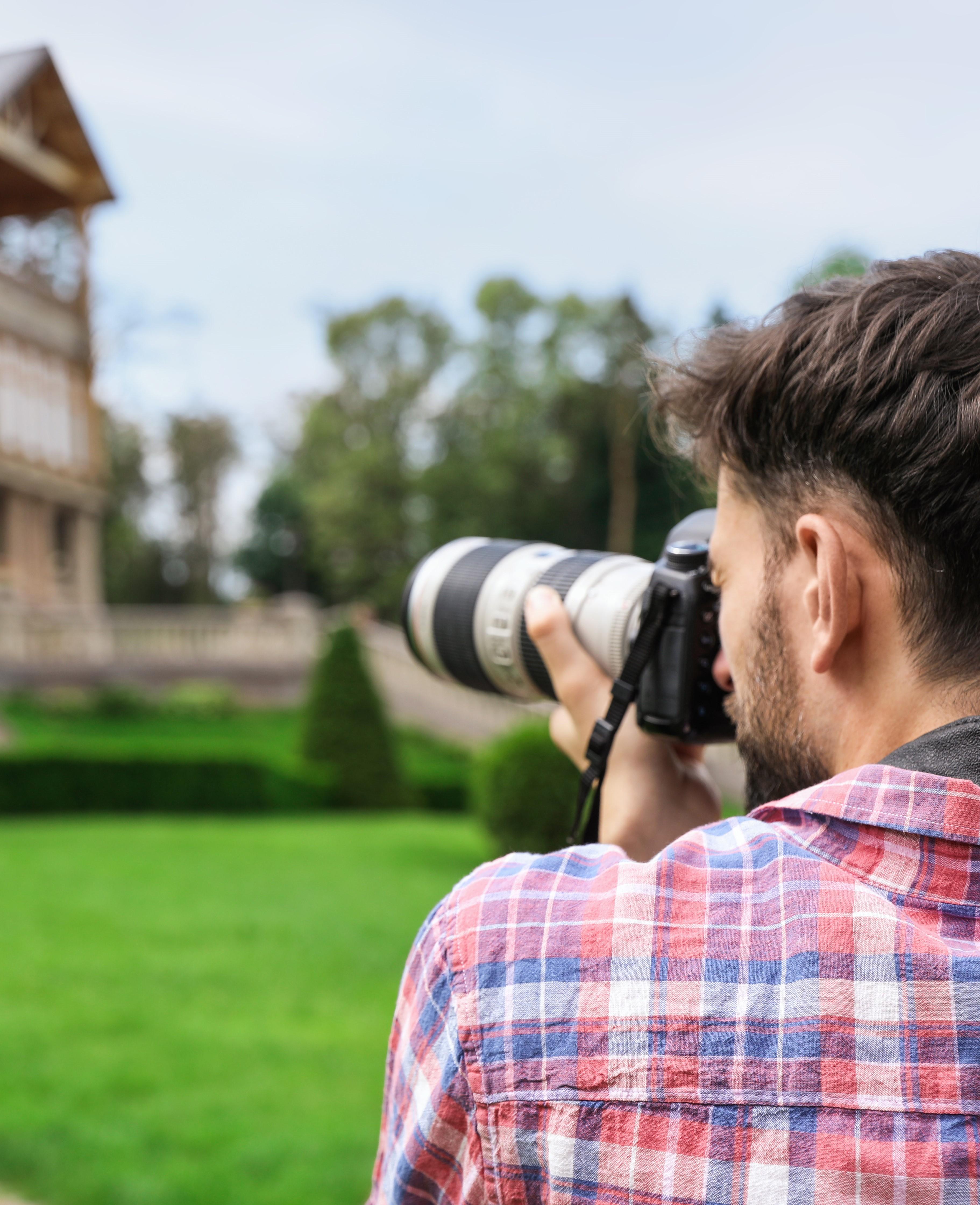 Profesionalni fotograf snima vanjski dio kuće za odmor.