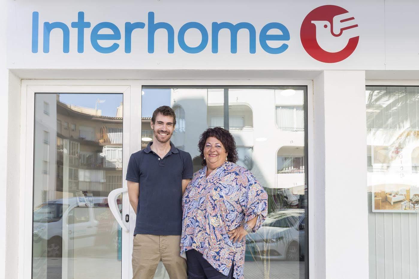 equipo de la oficina local de gestión de propiedades en Roses