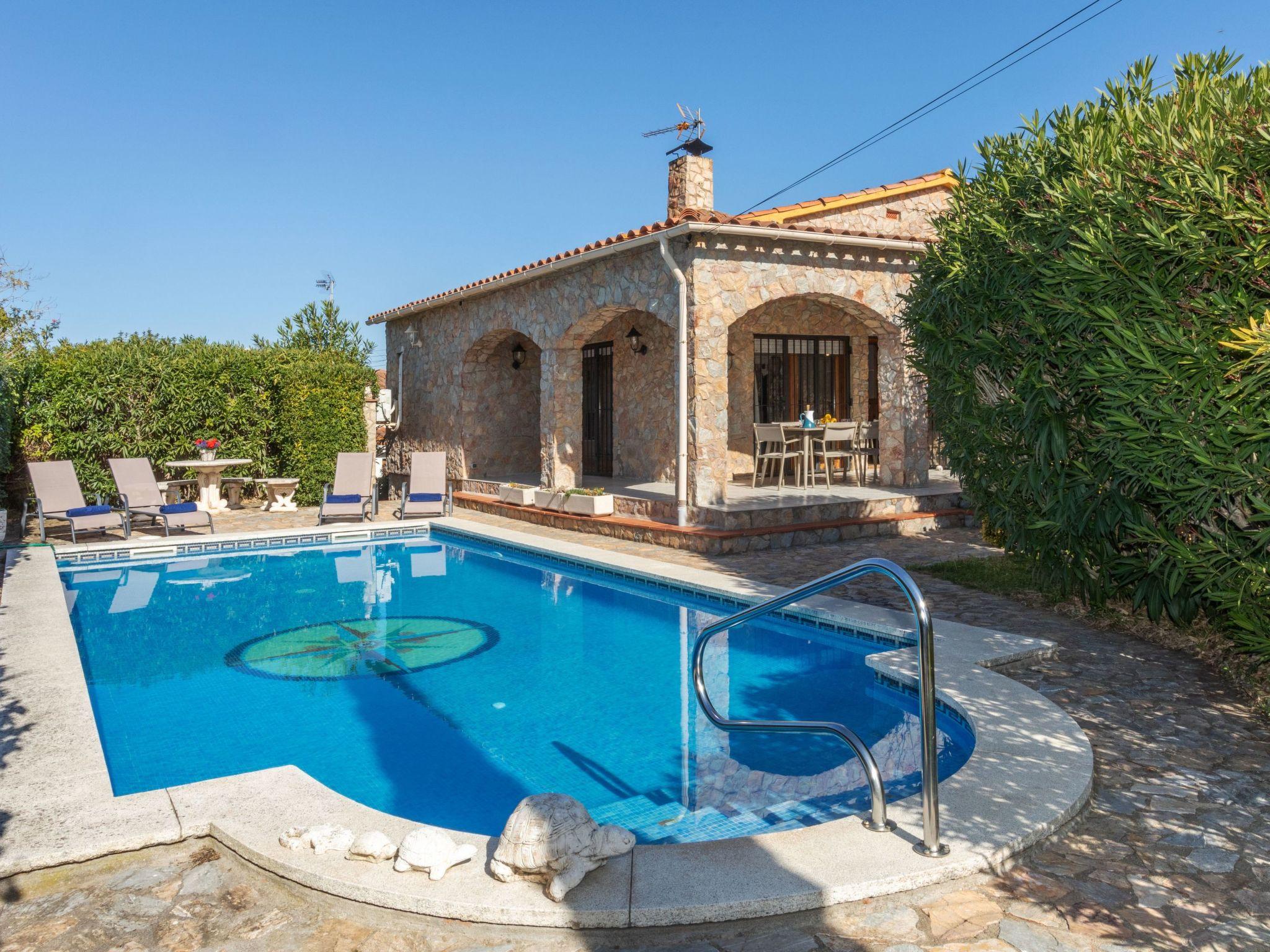 property management for a holiday house with pool in Pals