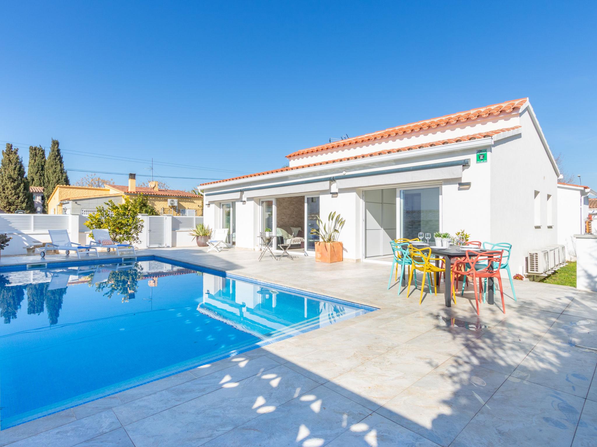 property management for a holiday home with pool in Empuriabrava