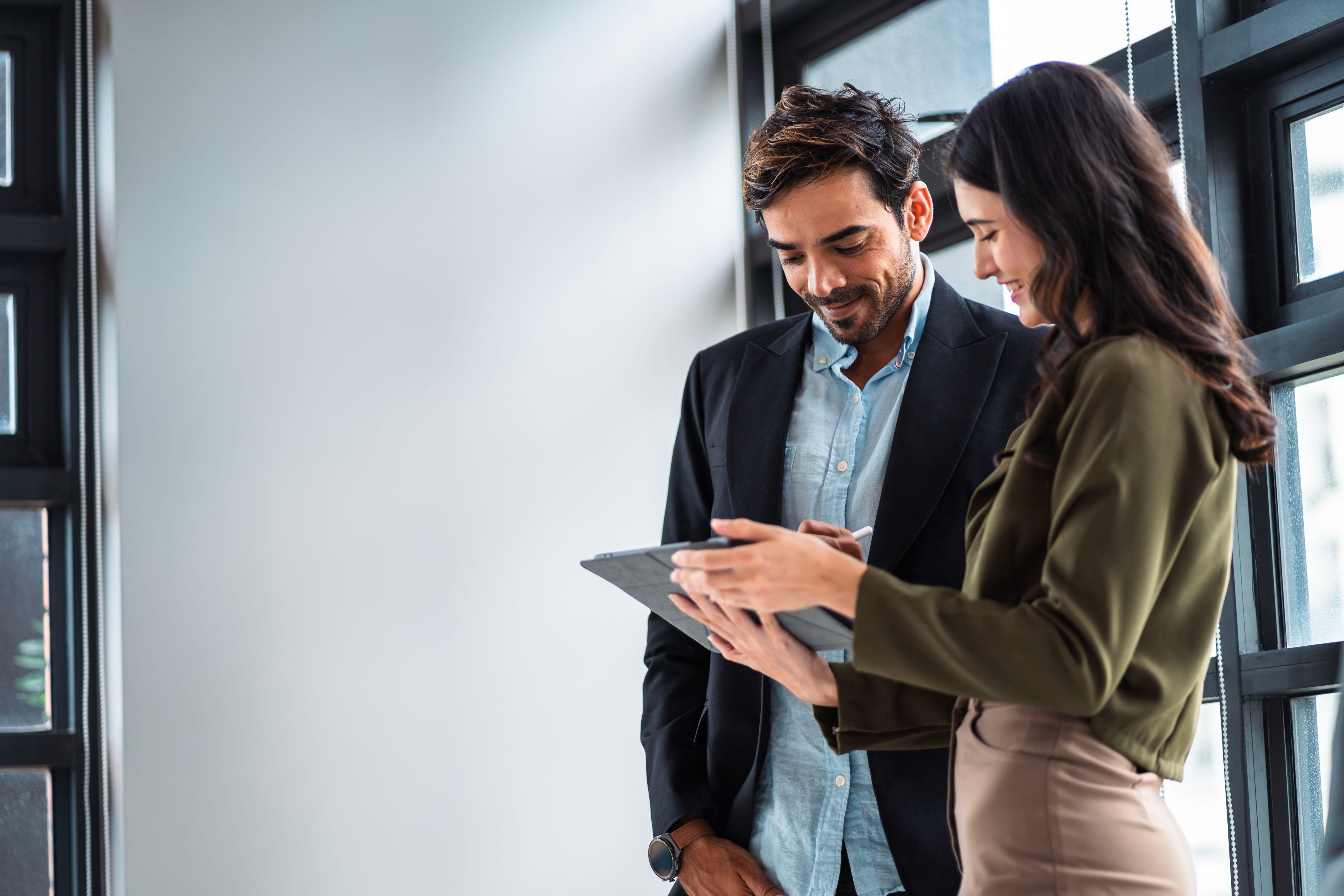 Zwei Partner beim Händeschütteln, die das Interhome-Partnerprogramm repräsentieren.