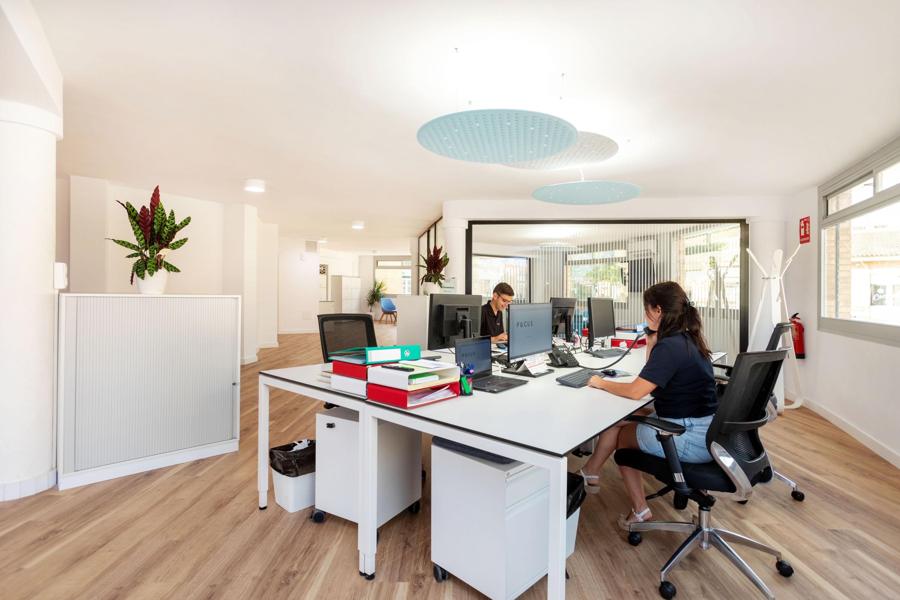 equipo de la oficina local de gestión de propiedades en Miami Platja