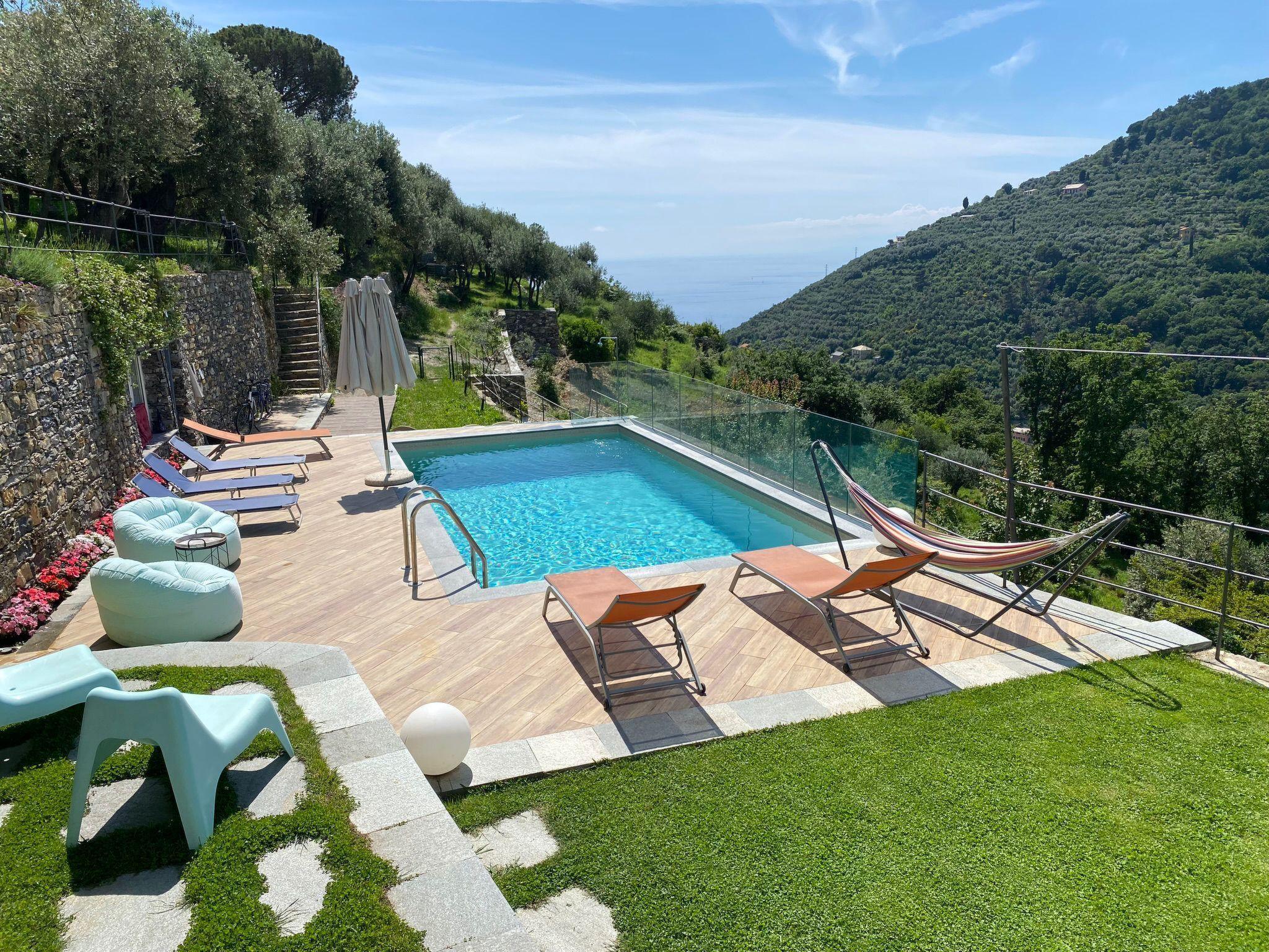 gestione case vacanza con piscina e vista mare a Rapallo