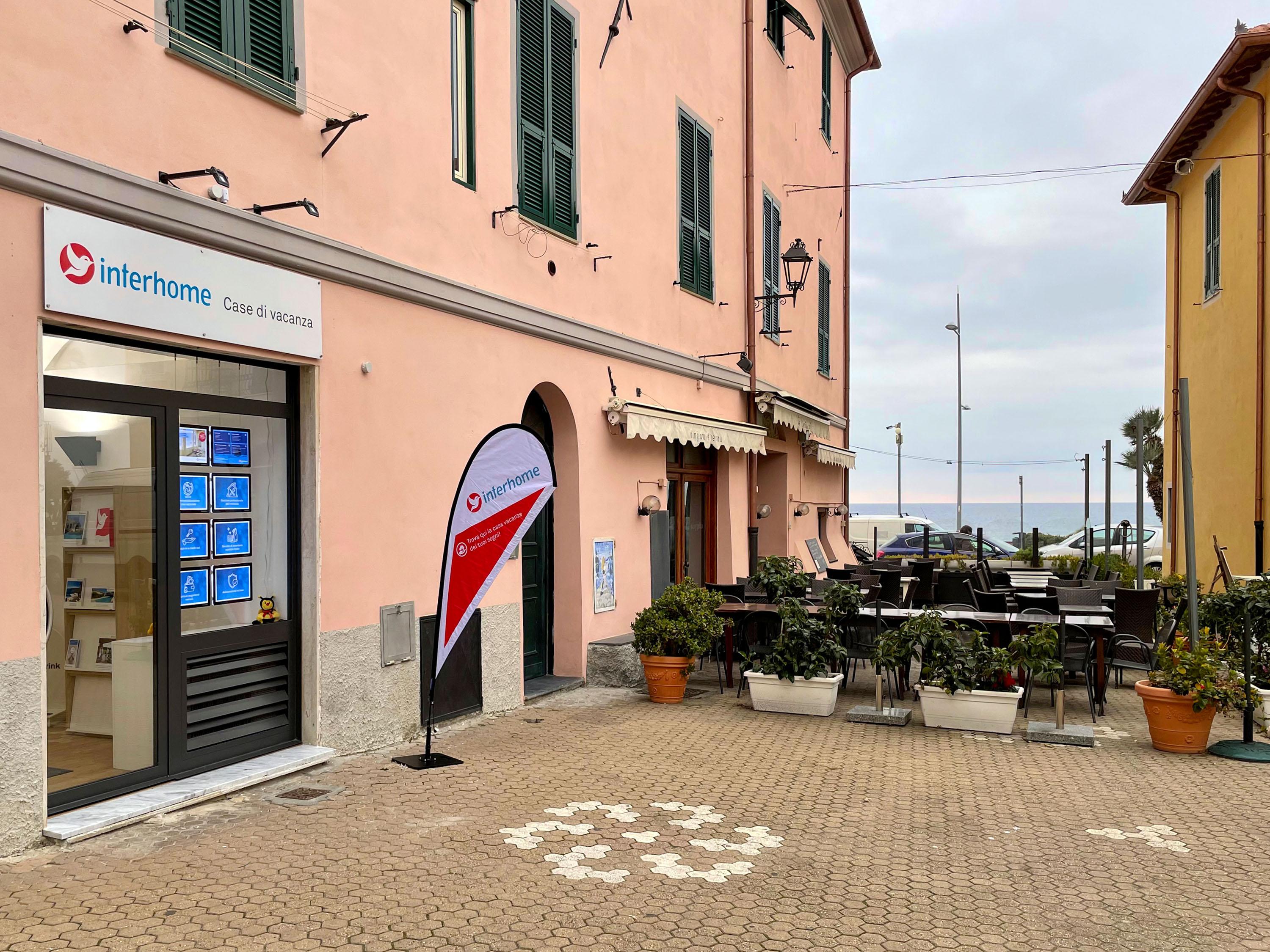 il team della nostra agenzia di affitti brevi a Riva Ligure