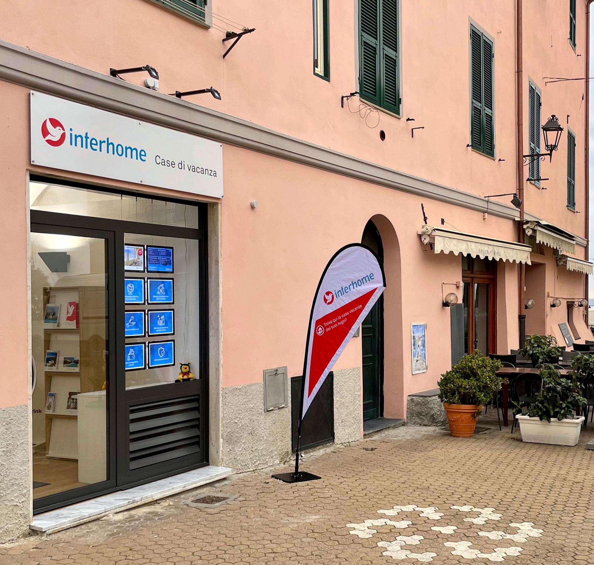 il team della nostra agenzia di affitti brevi a Riva Ligure